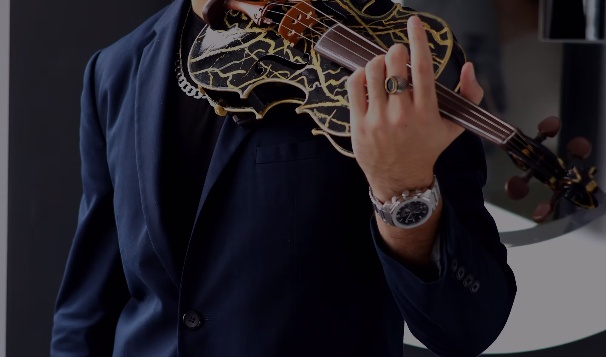 Nima performing live violin at a wedding
